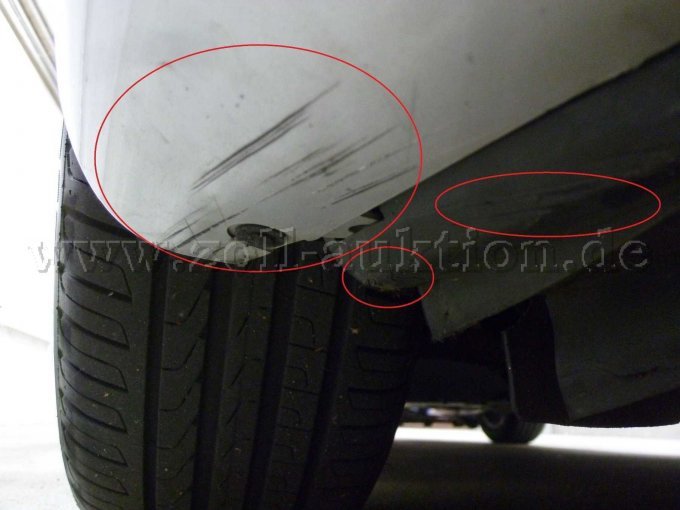 Stoßfänger vorne rechts unten und Unterfahrschutz: Kratzer mit Lackbeschädigungen und Abschürfungen