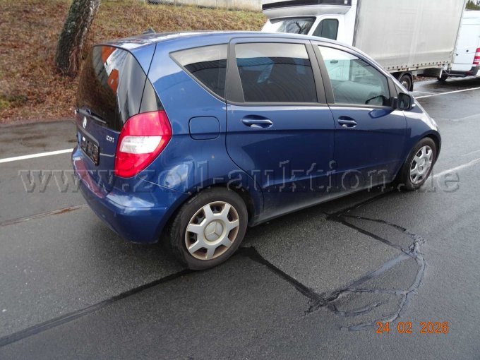 seitlich rechts hinten