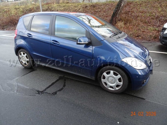 seitlich rechts vorn