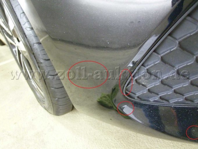 Stoßfänger vorne rechts: Kratzer mit Lackbeschädigungen, Abschürfungen u. Steinschlägen