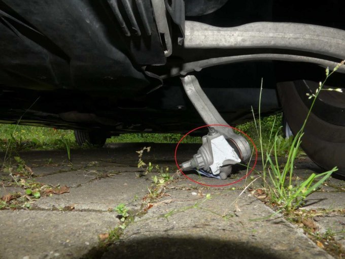Vorderachshälfte links mit Unfallschaden