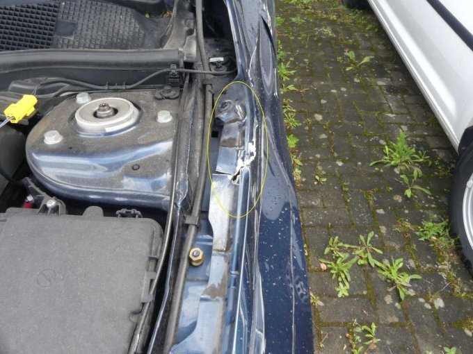 Kotflügel vorn links oberhalb mit Unfallschaden