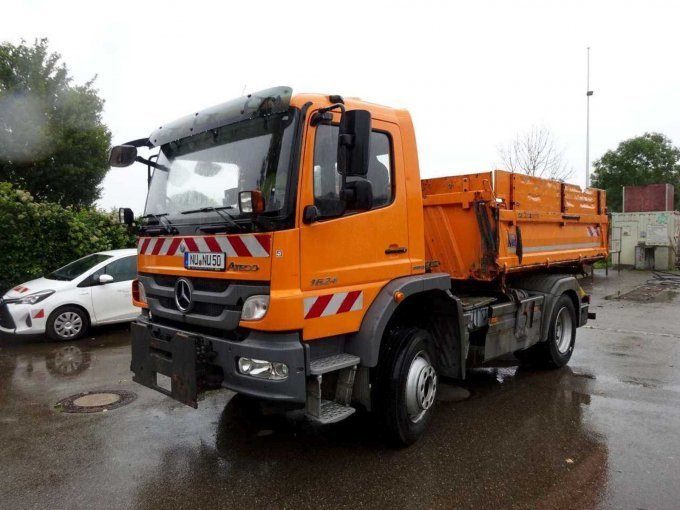 Mercedes-Benz Atego Vorder- und Seitenansicht