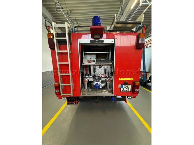 Heckansicht mit geöffnetem Geräteraum