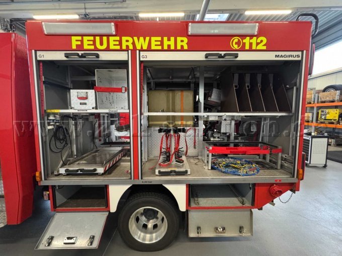 Geöffnete Geräteräume rechts