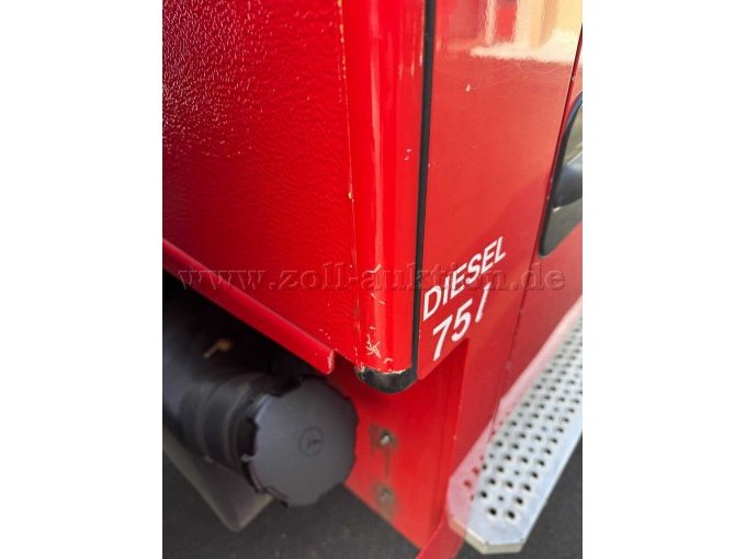 Lackschaden im Bereich Mannschaftskabine hinten rechts am Tankstützen.