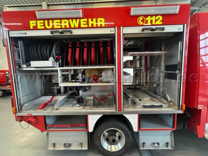 Geöffnete Geräteräume links