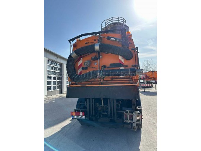 Hinten mit Saugeinrichtung