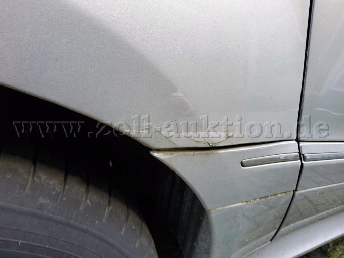 Seitenteil hinten rechts deformiert