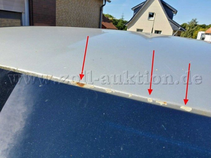 Dach viele Steinschläge Rostansatz