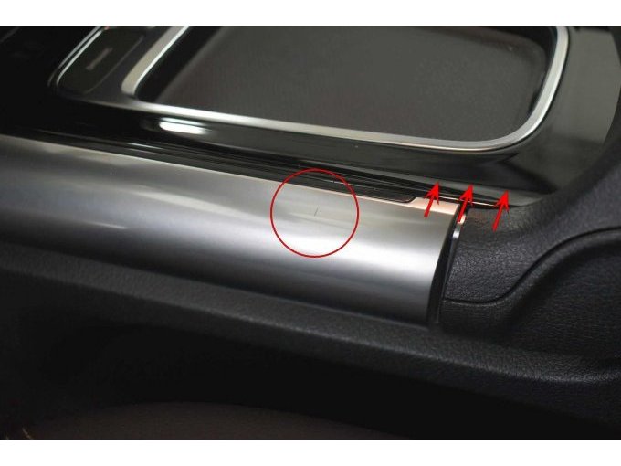 Mittelkonsole: Kratzer in der Klavierlackoptik sowie den Aluminiumleisten