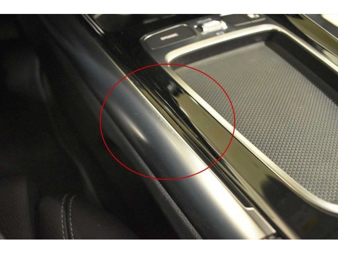 Mittelkonsole Kratzer in der Klavierlackoptik sowie im Aluminiumprofil