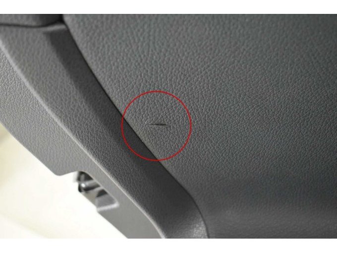 Tür hinten links > Innenverkleidung: Leder eingerissen
