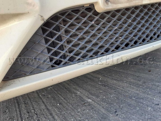 Mercedes-Benz B 180 CDI, Riss und Delle an Stoßstange (vorne)