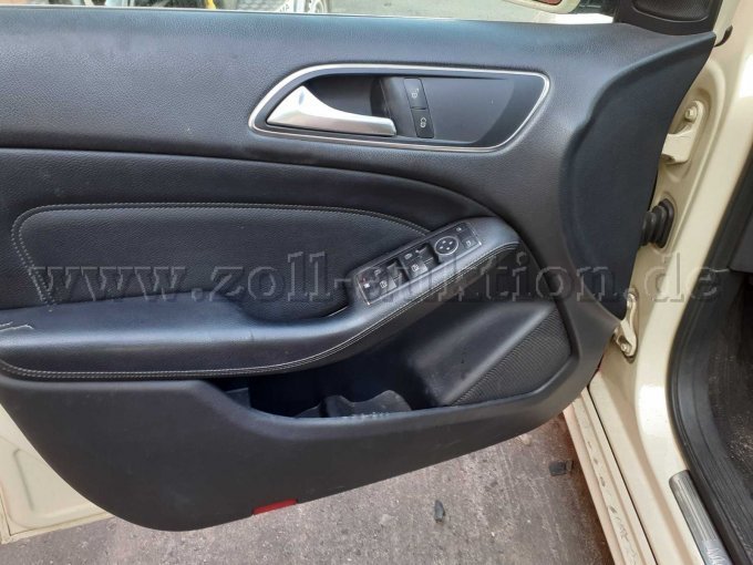 Mercedes-Benz B 180 CDI, Beschädigung an Innenseite Tür (Fahrerseite)