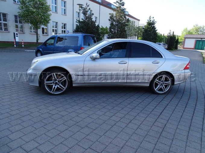 Mercedes-Benz C350 Avantgarde Gesamtansicht von der linken Seite