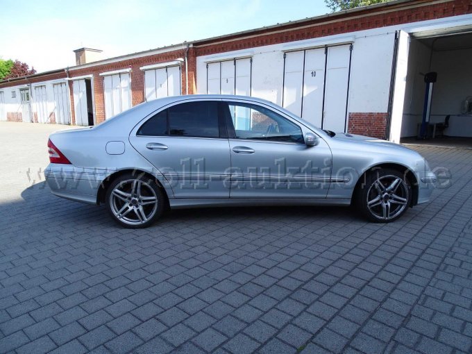 Mercedes-Benz C350 Avantgarde Gesamtansicht von der rechten Seite