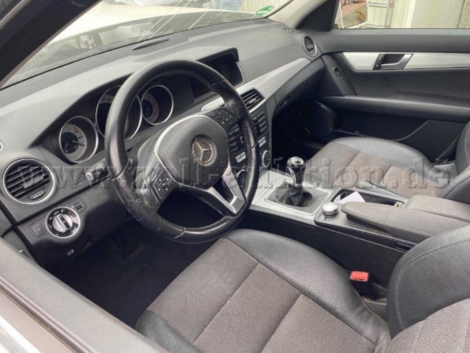 Blick von Außen auf den Fahrerplatz