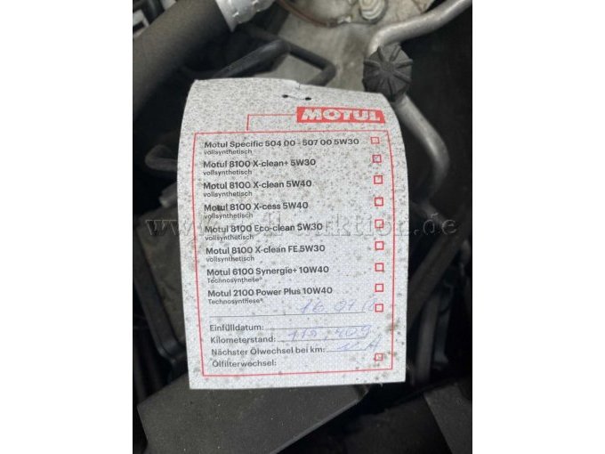 Ölwechselzettel im Motorraum aus dem Jahr 2018