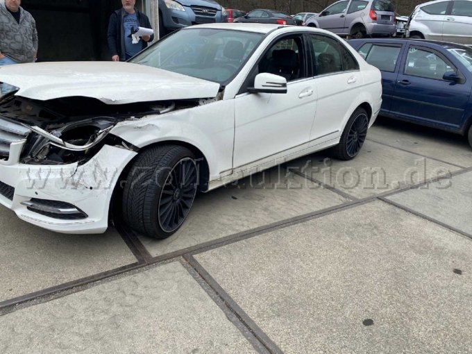 Ansicht schräg von vorne rechts mit Schaden