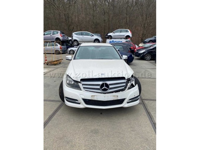 Frontansicht
Motorhaube zur Ansicht geöffnet