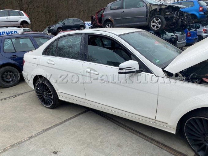 Ansicht Beifahrerseite
Fenster halb geöffnet