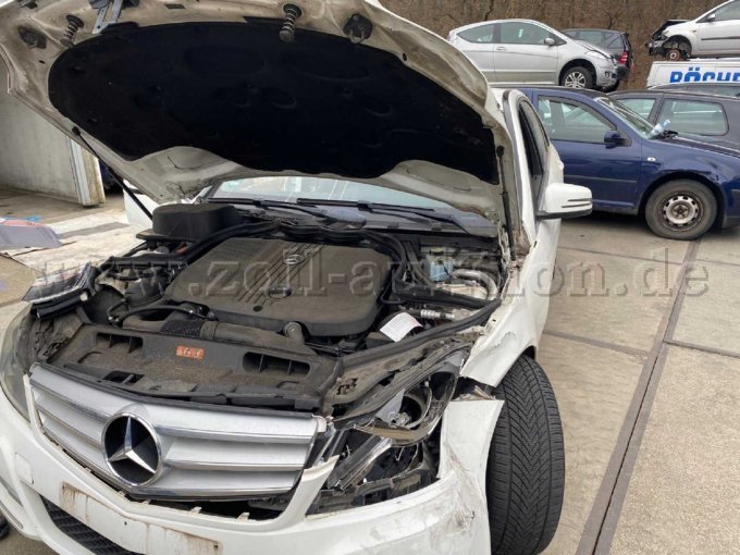 vollständig geöffnete Motorhaube