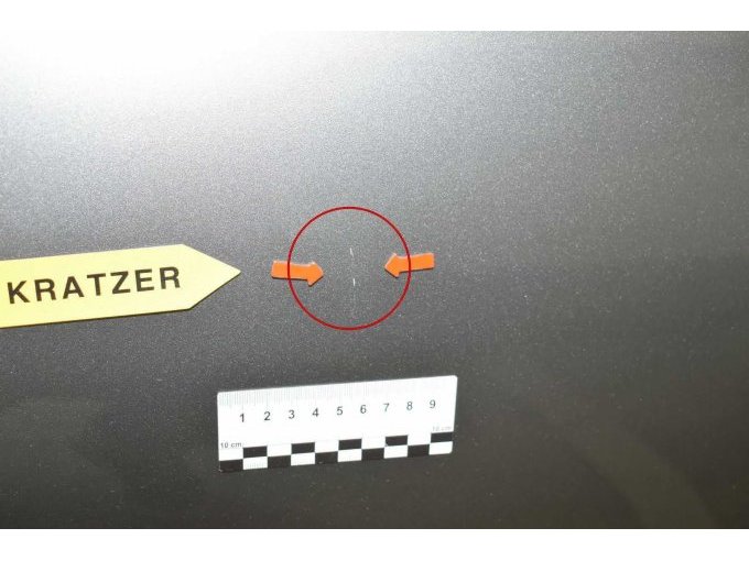 Tür vorne links: Kratzer mit Lackbeschädigung (Detailaufnahme)