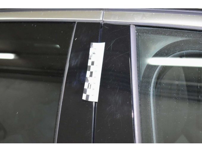 B-Säulenverkleidung außen links und rechts an den Türen vorne und hinten: Kratzer (Beispiel-/Detailfoto)