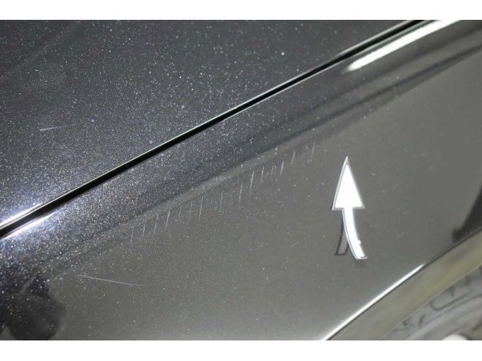 Kotflügel vorne links: Kratzer (Detailfoto)