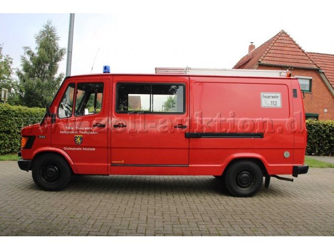 1 Mercedes-Benz (D) 310KA TSF8 BJ 1992 Tragkraftspritzenfahrzeug – foto 2 – kavel bij Zoll-Auktion, Thedinghausen