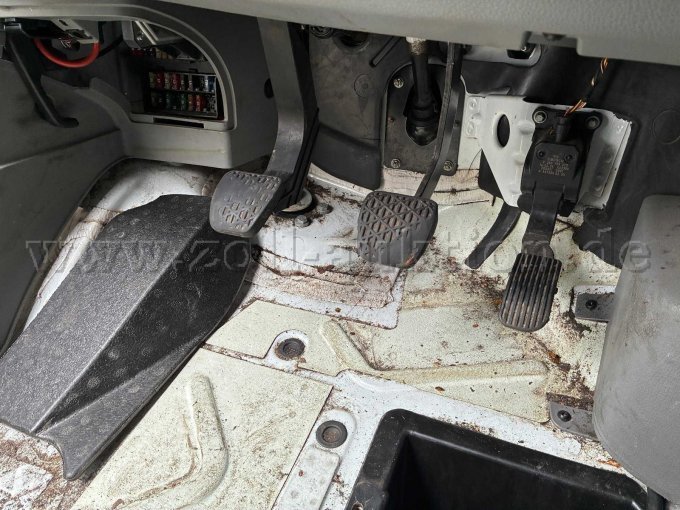 9-Fußraum Fahrer / Abdeckungen vorhanden