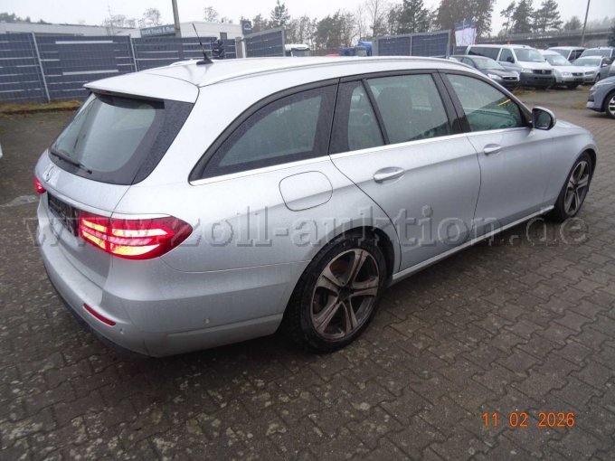 seitlich rechts hinten