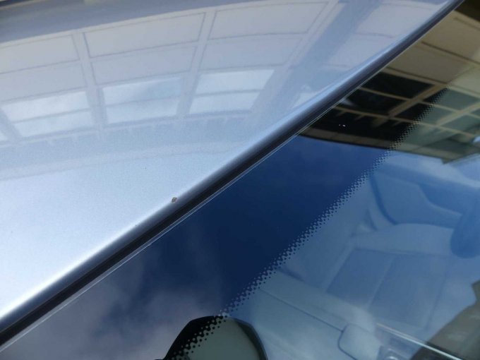 Steinschläge Dachkante und Scheib