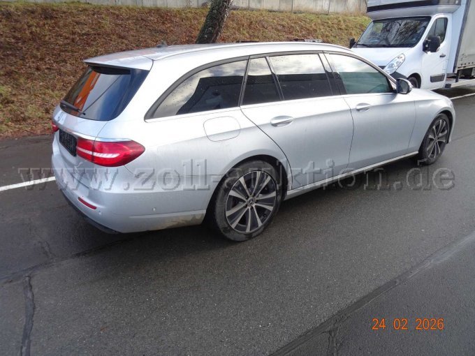 seitlich rechts hinten