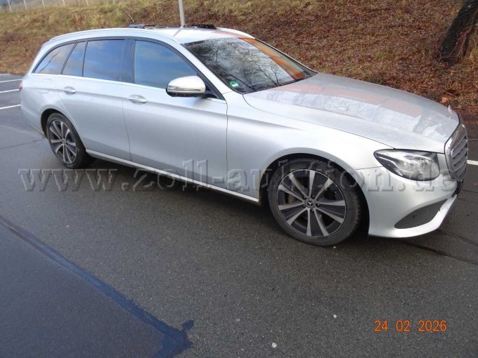 seitlich rechts vorn