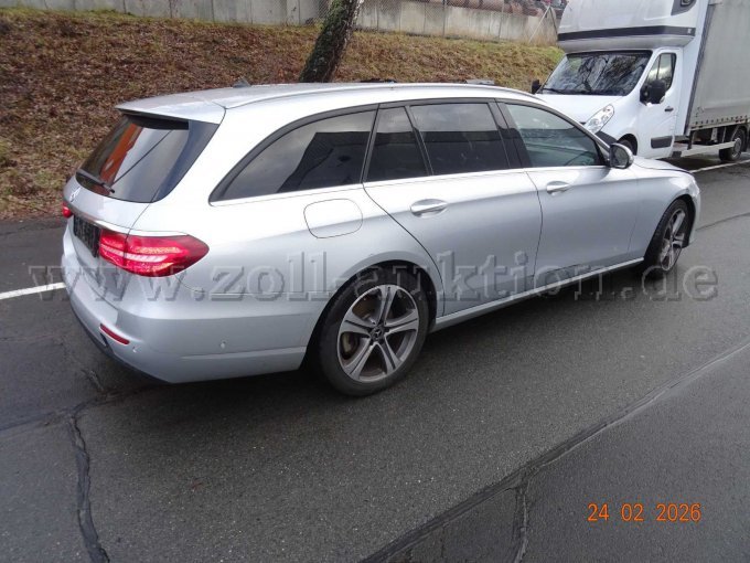 seitlich rechts hinten