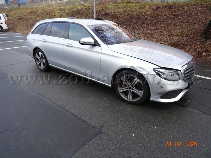 seitlich rechts vorn