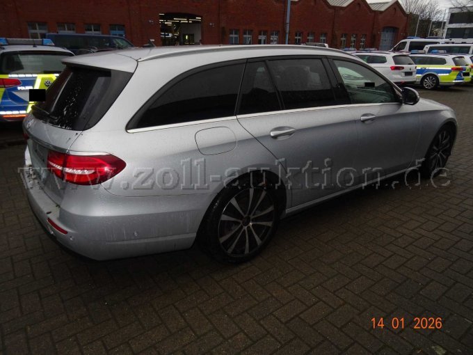 seitlich rechts hinten