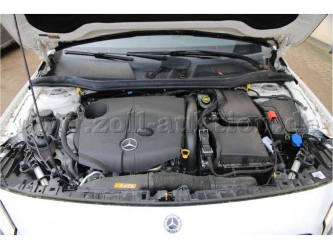 Mercedes-Benz GLA 220 d Motor bei offener Motorhaube