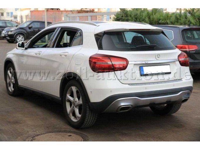 Mercedes-Benz GLA 220 d von hinten (Fahrerseite)