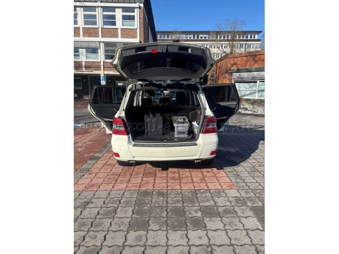 Heckansicht-offene Türen