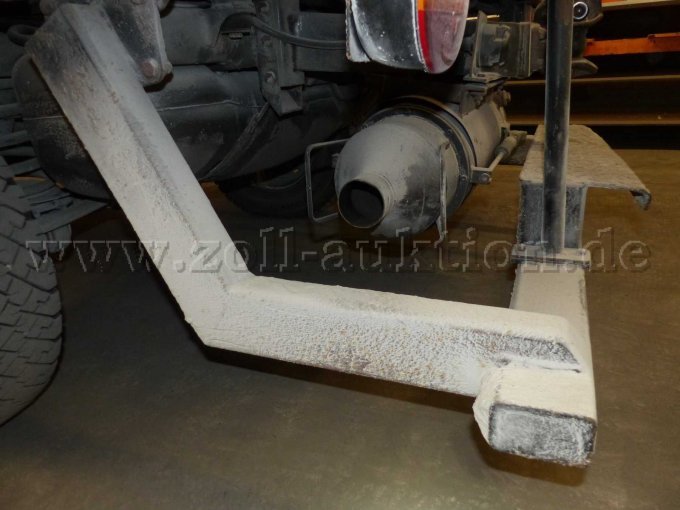 Auspuff und Gestell der Leiter mit Salzanhaftungen