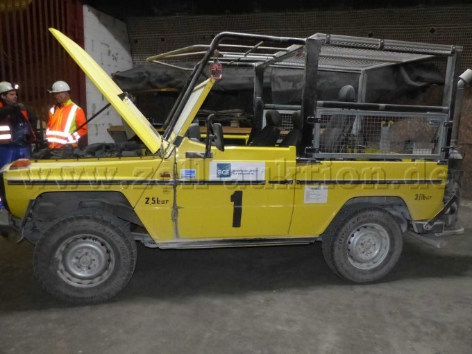 Fahrzeug von der linken Seite mit geöffneter Motorhaube