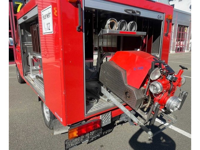 Fahrzeug von hinten links mit Tragkraftspritze von links