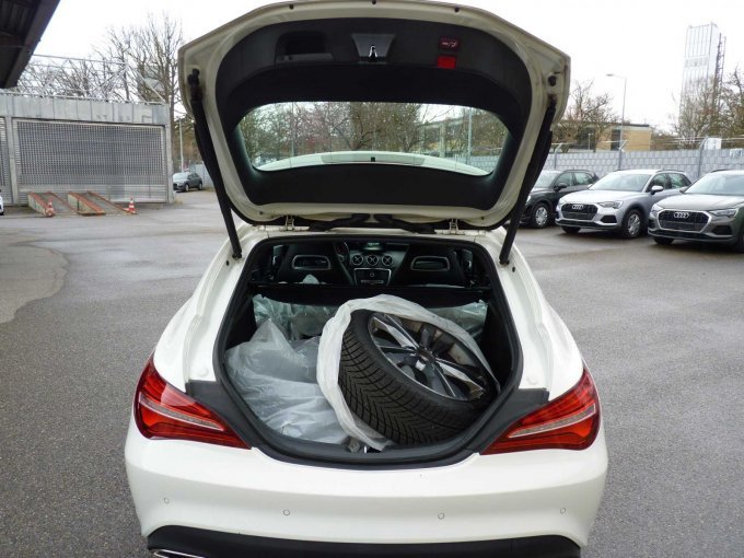 Ansicht von hinten mit Kofferraum geöffnet, Blick nach innen zum 2. Radsatz