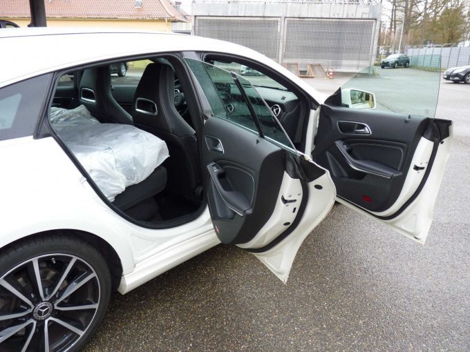 Übersicht von rechts mit offenen Türen