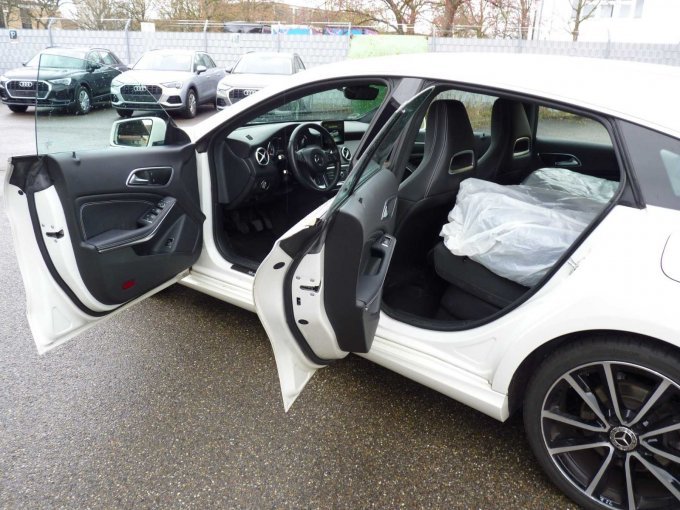 Übersicht von links mit offenen Türen