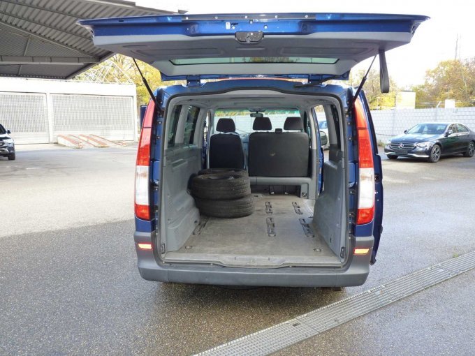 Ansicht von hinten, Kofferdeckel geöffnet, Blick in Fond