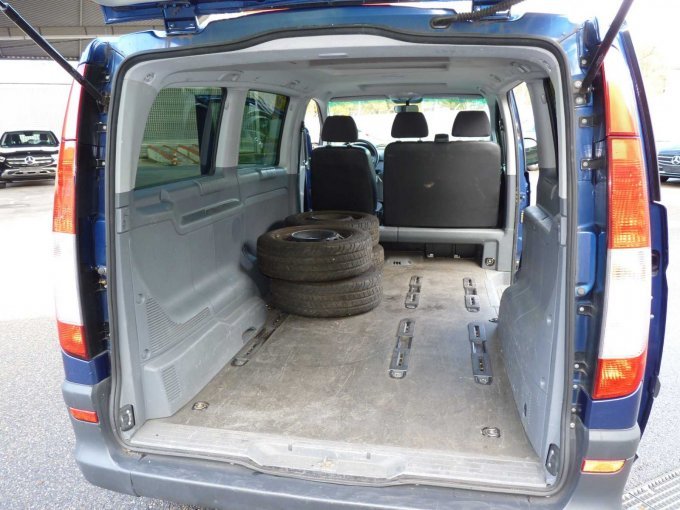 Kofferdeckel geöffnet, Blick in Fond